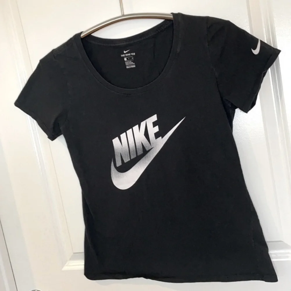 NIKE | Women’s Black & White NIKE SWOOSH Logo Athletic Cut Shirt Size Small